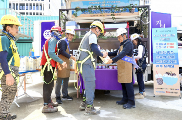 ▲김헌동 SH공사 사장이 '마곡 공공형 지식산업센터 및 건설형 도전숙복합개발사업' 건설공사 현장에서 근로자들에게 추석선물을 전달하고 있다. (사진제공=SH공사)