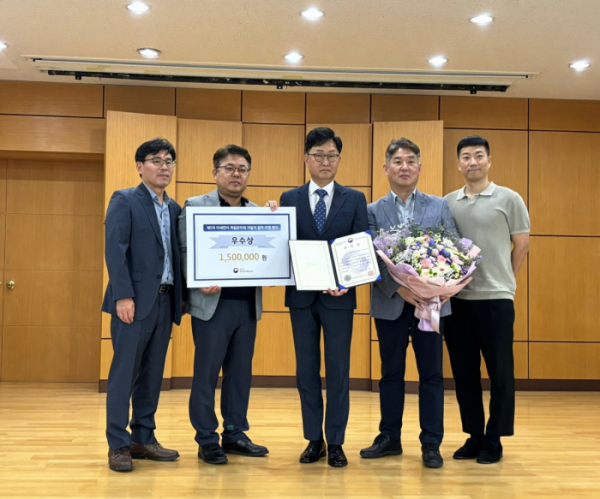 ▲김길정 한국지역난방공사 판교지사장(왼쪽 세 번째)이 10일 '제5차 미세먼지 계절관리제 자발적 협약 시상식'에서 우수사업장으로 선정돼 한강유역환경청장상을 수상한 후 김동구 환강유역환경청장(왼쪽 두 번째)와 기념 촬영을 하고 있다. (사진제공=한국지역난방공사)