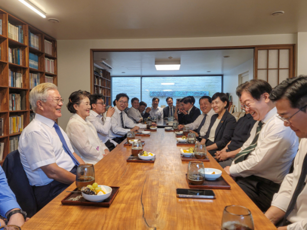 ▲더불어민주당 이재명 대표를 비롯한 지도부가 8일 오후 경남 양산 평산마을 문재인 전 대통령 사저에서 문 전 대통령과 대화하고 있다. (사진제공=더불어민주당)