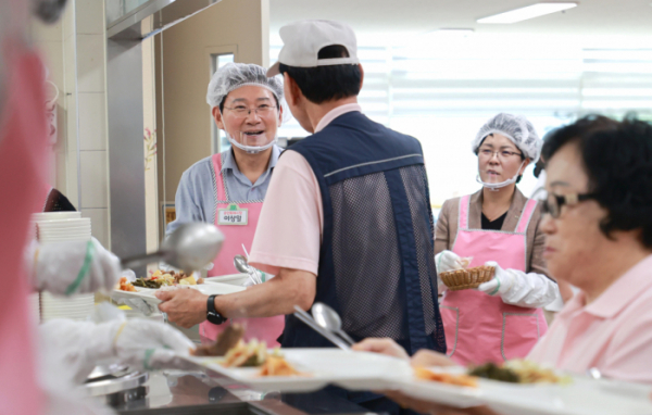 ▲이상일 용인특례시장이 10일 처인노인복지관을 찾아 추석맞이 배식봉사를 하고있다. (용인특례시)