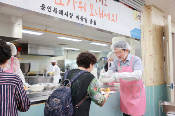 ▲이상일 용인특례시장이 10일 처인노인복지관을 찾아 추석맞이 배식봉사를 하고있다. (용인특례시)