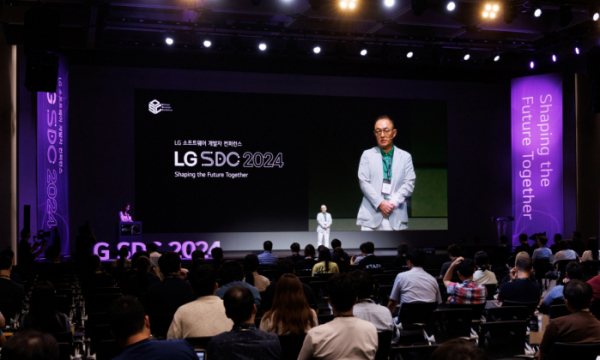 ▲박인성 LG전자 CTO부문 SW센터장이 9일 서울 강서구 LG사이언스파크에서 열린 'LG 소프트웨어 개발자 콘퍼런스 2024(LG SDC 2024)'에서 환영사를 하고 있다.  (자료제공=LG전자)