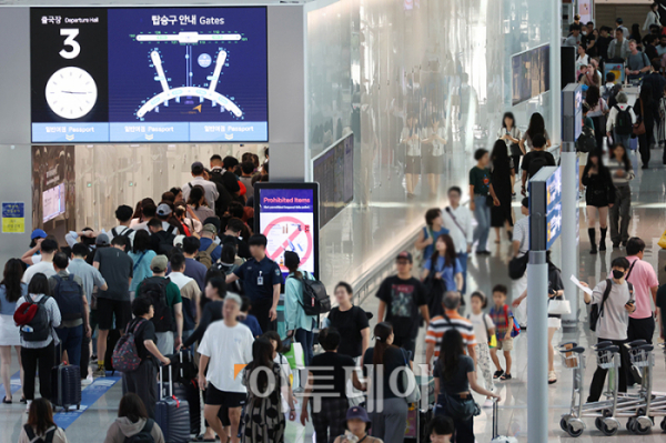 ▲11일 인천국제공항 제1여객터미널 출국장에 여행객들이 붐비고 있다. 고이란 기자 photoeran@