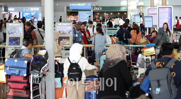 ▲11일 인천국제공항 제1여객터미널에 여행객들이 붐비고 있다. 고이란 기자 photoeran@