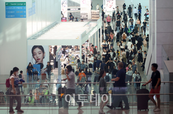 ▲11일 인천국제공항 제2여객터미널 면세구역이 이용객들로 붐비고 있다. 고이란 기자 photoeran@