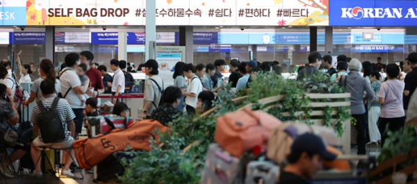 ▲11일 인천국제공항 제2여객터미널이 이용객들로 붐비고 있다. 고이란 기자 photoeran@