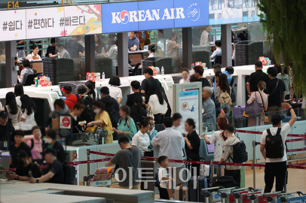 ▲11일 인천국제공항 제2여객터미널이 이용객들로 붐비고 있다. 고이란 기자 photoeran@