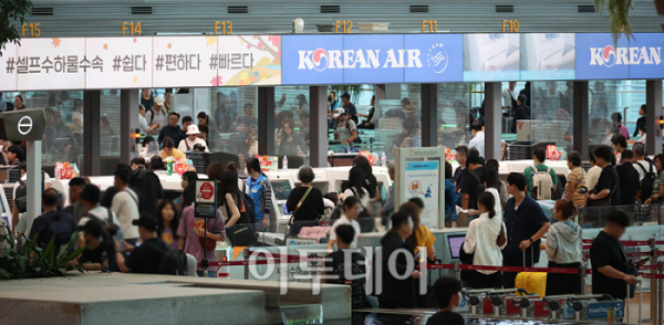 ▲11일 인천국제공항 제2여객터미널이 이용객들로 붐비고 있다. 고이란 기자 photoeran@