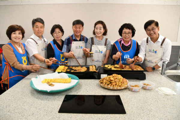 ▲농협경기본부와 (사)농가주부모임 도연합회 관계자들이 11일 광명시 평생교육원에서 지역 내 어려운 이웃에게 전달할 밑반찬을 만든 후 기념촬영을 하고 있다. (경기농협)