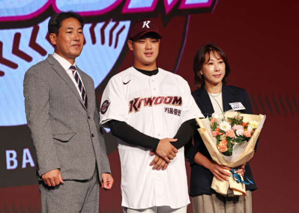 ▲11일 오후 서울 송파구 롯데호텔 월드 크리스탈볼룸에서 열린 2025 KBO 신인 드래프트에서 키움 히어로즈에 1라운드 1순위 지명을 받은 정현우(덕수고)가 고형욱 단장과 기념촬영을 하고 있다.  (연합뉴스)