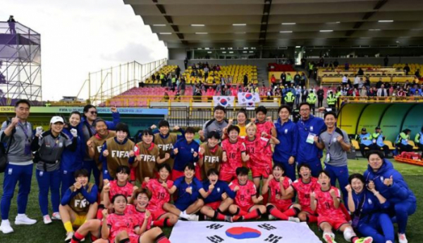 ▲독일과의 조별리그 3차전 승리 뒤 기념 촬영하는 U-20 여자 축구대표팀 (사진제공=대한축구협회)