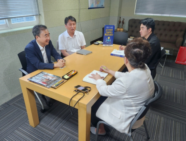 ▲경기도경제과학진흥원은 ‘경기북부 기술혁신통합지원단’의 일환으로 외국인 노동자 고용사업장의 기업 애로사항을 청취하고 해결방안을 모색하기 위해 현장방문을 진행했다. (경과원)