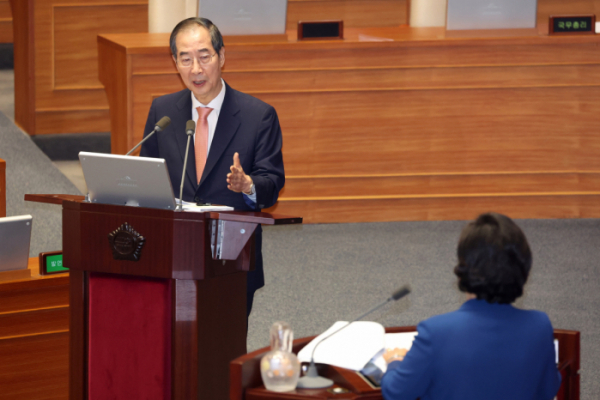 ▲한덕수 국무총리가 12일 오후 국회 본회의장에서 열린 교육·사회·문화 분야 대정부질문에서 더불어민주당 남인순 의원의 질문에 답하고 있다. (연합뉴스)