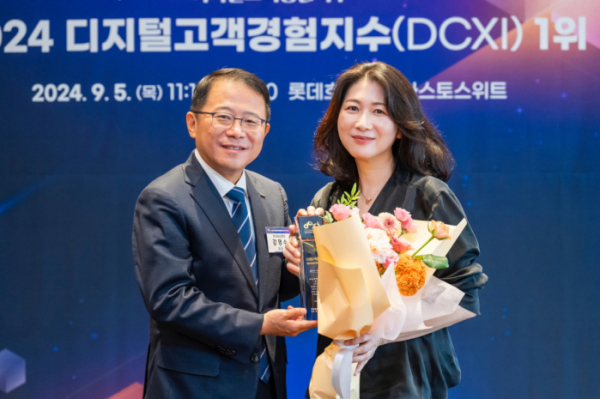 ▲5일 서울 소공동 롯데호텔에서 진행된 '디지털 고객 경험지수(DCXI)' 인증 수여식에서 강명수 한국표준협회 회장(왼쪽)과 이보나 삼성전자 상무(오른쪽)가 기념 촬영을 하고 있다. (사진제공=삼성전자)