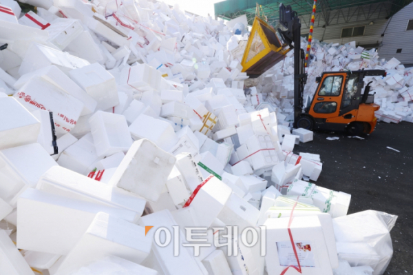 ▲설 연휴가 끝난 뒤 경기 용인시 처인구 이동읍공공재활용센터에서 직원들이 스티로폼 분류 작업을 하고 있다. 조현호 기자 hyunho@