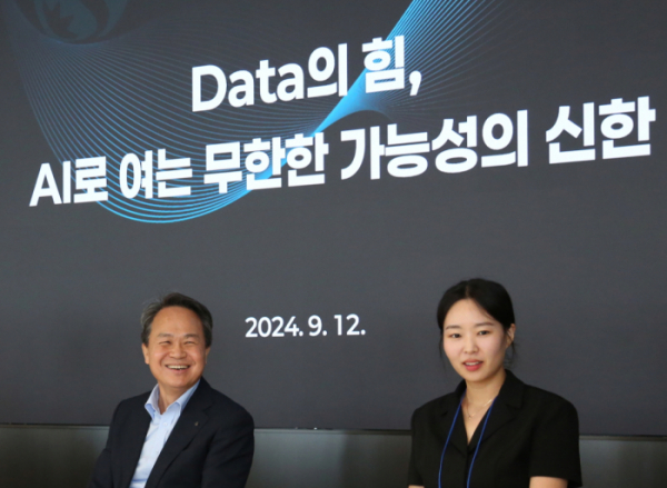 ▲신한금융은 12일 서울 여의도에 위치한 TP타워에서 진옥동 회장과 신한투자증권 AI 및 Data 담당 직원들이 그룹의 디지털 혁신에 대해 자유롭게 논의하는 ‘AD(AI·Data) 캔미팅’을 진행했다고 13일 밝혔다. 이날 행사에 참석한 (사진 왼쪽)신한금융그룹 진옥동 회장이 직원들과 이야기를 나누고 있다.  (사진제공= 신한금융)