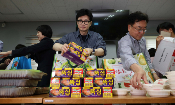 ▲한동훈 국민의힘 대표를 비롯한 지도부가 13일 서울 관악구의 한 보육원을 찾아 결식아동을 위한 추석맞이 ‘사랑의 도시락’ 나눔 봉사활동을 하고 있다. 신태현 기자 holjjak@