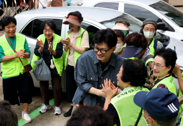 ▲한동훈 국민의힘 대표가 13일 서울 관악구의 한 보육원을 찾아 결식아동을 위한 추석맞이 ‘사랑의 도시락’ 나눔 봉사활동에 앞서 관계자들과 인사하고 있다. 신태현 기자 holjjak@