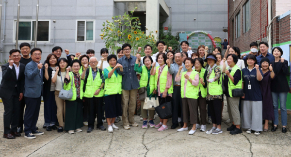 ▲한동훈 국민의힘 대표가 13일 서울 관악구의 한 보육원을 찾아 결식아동을 위한 추석맞이 ‘사랑의 도시락’ 나눔 봉사활동에 앞서 관계자들과 기념촬영을 하고 있다. 신태현 기자 holjjak@