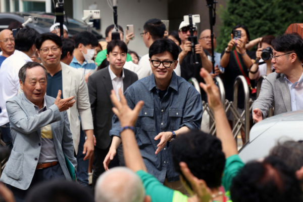 ▲한동훈 국민의힘 대표가 13일 서울 관악구의 한 보육원을 찾아 결식아동을 위한 추석맞이 ‘사랑의 도시락’ 나눔 봉사활동에 앞서 관계자들과 인사하고 있다. 신태현 기자 holjjak@