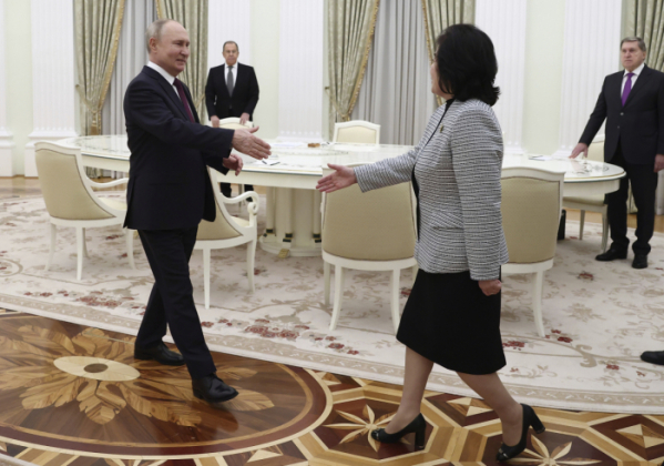 ▲Russian President Vladimir Putin greets North Korean Foreign Minister Choe Son Hui during their meeting at the Kremlin in Moscow, Russia, Tuesday, Jan. 16, 2024. (Artyom Geodakyan, Sputnik, Kremlin Pool Photo via AP) (뉴시스)