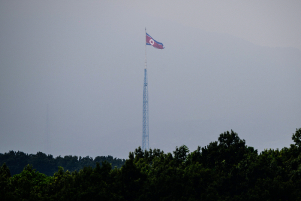 ▲북한 기정동 선전 마을에서 북한 국기가 바람에 펄럭이는 모습이 보인다. AFP연합뉴스