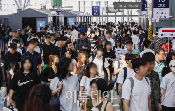 ▲추석 연휴 마지막 날인 18일 서울 용산구 서울역에 도착한 귀경객들이 분주히 이동하고 있다. 조현호 기자 hyunho@