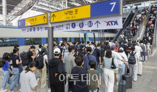 ▲추석 연휴 마지막 날인 18일 서울 용산구 서울역에 도착한 귀경객들이 분주히 이동하고 있다. 조현호 기자 hyunho@