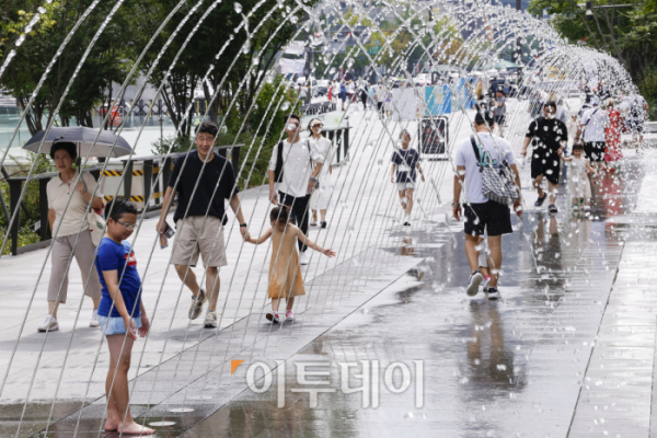 ▲서울에 다시 폭염경보가 내려진 9월 18일 서울 종로구 광화문광장 터널분수에서 시민들이 더위를 식히고 있다. 이날 기상청은 서울 강서구, 양천구, 구로구 등 서남권 지역을 중심으로 체감온도 35도 이상의 폭염이 예상된다며 폭염주의보를 폭염경보로 격상했다. 서울의 9월 폭염경보는 10일 사상 첫 발령 이후 이번이 두 번째다.  (조현호 기자 hyunho@)