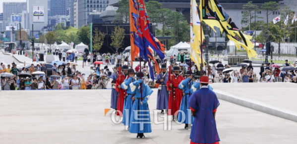 ▲추석 연휴 마지막 날인 18일 서울 종로구 경복궁을 찾은 시민들이 수문장 교대의식을 관람하고 있다. 국가유산청은 추석 연휴기간 경복궁·창덕궁·덕수궁·창경궁 등 4대 궁과 종묘, 조선왕릉을 모두 무료 개방한다. 조현호 기자 hyunho@