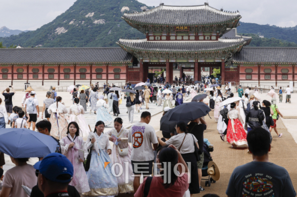 ▲추석 연휴 마지막 날인 18일 서울 종로구 경복궁이 시민들로 북적이고 있다. 국가유산청은 추석 연휴기간 경복궁·창덕궁·덕수궁·창경궁 등 4대 궁과 종묘, 조선왕릉을 모두 무료 개방한다. 조현호 기자 hyunho@