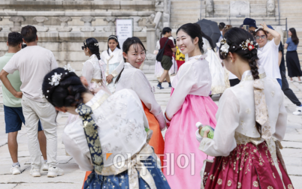 ▲추석 연휴 마지막 날인 18일 서울 종로구 경복궁을 찾은 시민들이 연휴를 즐기고 있다. 국가유산청은 추석 연휴기간 경복궁·창덕궁·덕수궁·창경궁 등 4대 궁과 종묘, 조선왕릉을 모두 무료 개방한다. 조현호 기자 hyunho@