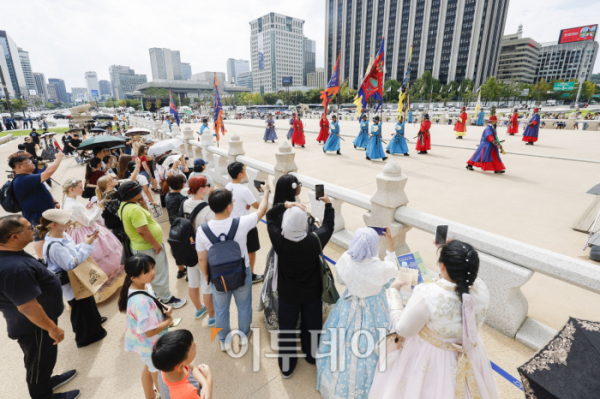 ▲추석 연휴 마지막 날인 18일 서울 종로구 경복궁을 찾은 시민들이 수문장 교대의식을 관람하고 있다. 국가유산청은 추석 연휴기간 경복궁·창덕궁·덕수궁·창경궁 등 4대 궁과 종묘, 조선왕릉을 모두 무료 개방한다. 조현호 기자 hyunho@