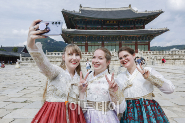 ▲추석 연휴 마지막 날인 18일 서울 종로구 경복궁을 찾은 외국인 관광객들이 셀카를 찍고 있다. 국가유산청은 추석 연휴기간 경복궁·창덕궁·덕수궁·창경궁 등 4대 궁과 종묘, 조선왕릉을 모두 무료 개방한다. 조현호 기자 hyunho@