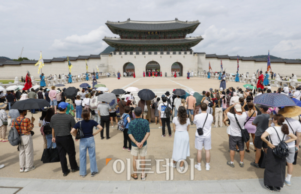 ▲추석 연휴 마지막 날인 18일 서울 종로구 경복궁을 찾은 시민들이 수문장 교대의식을 관람하고 있다. 국가유산청은 추석 연휴기간 경복궁·창덕궁·덕수궁·창경궁 등 4대 궁과 종묘, 조선왕릉을 모두 무료 개방한다. 조현호 기자 hyunho@