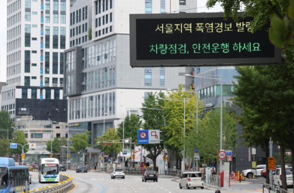 ▲서울 서남권에 폭염 경보가 발효된 18일 오후 서울 한 도로 전광판에 '서울지역 폭염경보 발령, 차량 점검, 안전운행 하세요'라는 문구가 적혀 있다. (사진제공=연합뉴스)