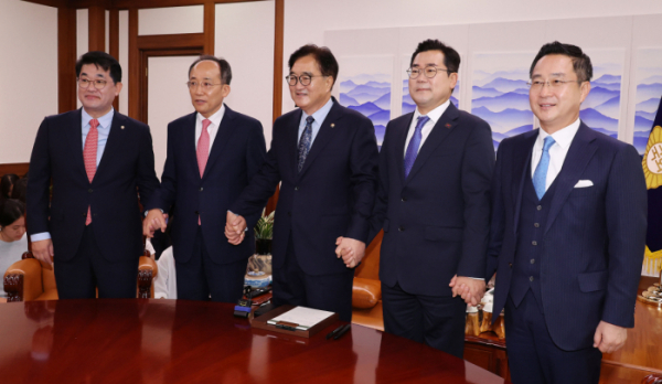 ▲우원식 국회의장이 19일 오전 서울 여의도 국회에서 여야 원내대표 회동을 주재하기 전 기념촬영하고 있다. 왼쪽부터 배준영 국민의힘 원내수석부대표, 추경호 원내대표, 우 의장, 박찬대 더불어민주당 원내대표, 박성준 원내수석부대표. (공동취재) 2024.09.19.  (뉴시스)