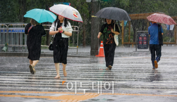 ▲ 서울 종로구 광화문역 일대에서 우산을 쓴 시민들이 발걸음을 옮기고 있다.조현호 기자 hyunho@