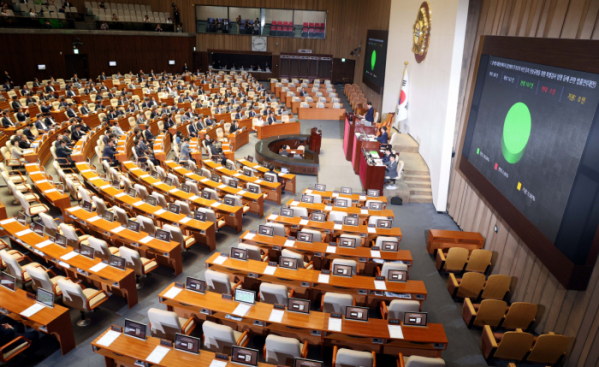 ▲19일 오후 서울 여의도 국회에서 열린 제418회 국회(정기회) 제8차 본회의에서 '윤석열 대통령 배우자 김건희의 주가조작 사건 등의 진상규명을 위한 특별검사 임명 등에 관한 법률안(대안)'이 재적 300인, 재석 167인, 찬성 167인으로 가결되고 있다. 2024.09.19.  (뉴시스)