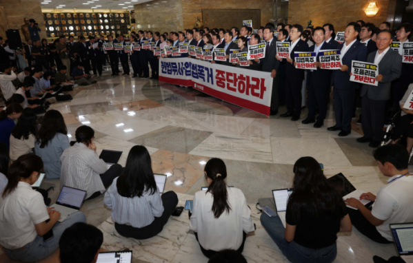 ▲추경호 국민의힘 원내대표를 비롯한 국민의힘 의원들이 19일 서울 여의도 국회 로텐더홀에서 '김건희 여사 특검법' 등을 강행 처리하려는 야당을 규탄하며 구호를 외치고 있다. 신태현 기자 holjjak@