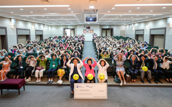 ▲19일 고려대학교 구로병원 새롬교육관에서 홀로직코리아가 한국유방암환우총연합회(한유총회), 고려대학교 구로병원과 함께 ‘하나된 가슴으로(WITH ONE HEART)’ 건강 강좌를 개최하고 참석자들과 기념 사진을 촬영 중이다. (사진제공=홀로직코리아)