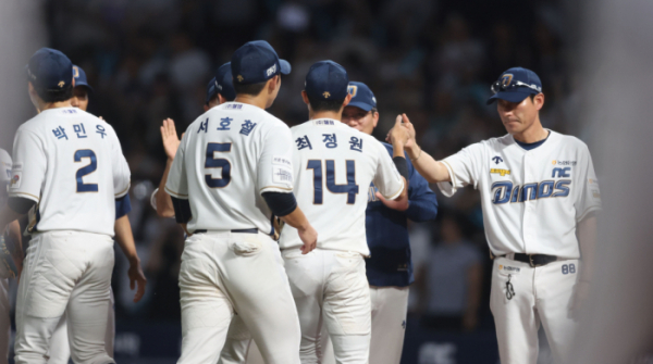 ▲8월 29일 경남 창원NC파크에서 열린 2024 KBO 리그 두산 베어스 대 NC 다이노스 경기 종료 후 두산에 10-2로 승리한 강인권 NC 다이노스 감독이 선수들을 격려하고 있다. (연합뉴스)