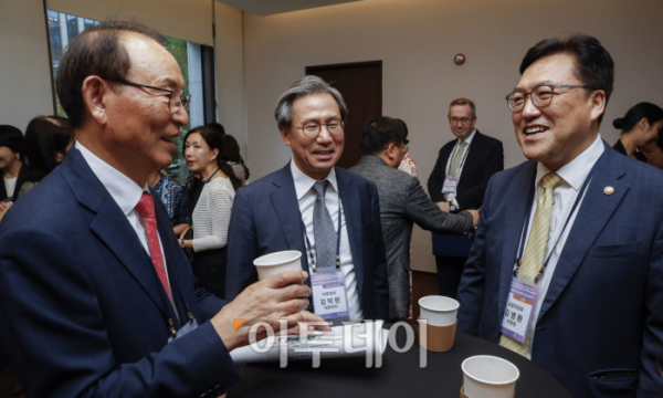 ▲김덕헌 이투데이 대표가 20일 서울 여의도 한국거래소에서 열린 ‘2024 대한민국 여성금융인 국제 콘퍼런스’에서 참석자들과 대화를 하고 있다. 왼쪽부터 최운열 한국공인회곗회장, 김 대표, 김병환 금융위원장. 경제신문 이투데이와 여성금융인네트워크가 “성별 임금 격차에 대한 포용적 과제 (Inclusive Solutions in Addressing the Gender Pay Gap)”를 주제로 공동 주최한 이번 여성금융인 국제 콘퍼런스에선 참가자들의 경험과 연구를 바탕으로, 다양한 글로벌 및 국내 사례를 공유하여 성별 임금 격차를 줄이기 위한 실질적인 해결 방안을 모색했다. 조현호 기자 hyunho@