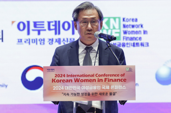 ▲김덕헌 이투데이 대표가 20일 서울 여의도 한국거래소에서 열린 ‘2024 대한민국 여성금융인 국제 콘퍼런스’에서 인사말을 하고 있다. 경제신문 이투데이와 여성금융인네트워크가 “성별 임금 격차에 대한 포용적 과제 (Inclusive Solutions in Addressing the Gender Pay Gap)”를 주제로 공동 주최한 이번 여성금융인 국제 콘퍼런스에선 참가자들의 경험과 연구를 바탕으로, 다양한 글로벌 및 국내 사례를 공유하여 성별 임금 격차를 줄이기 위한 실질적인 해결 방안을 모색했다. 조현호 기자 hyunho@