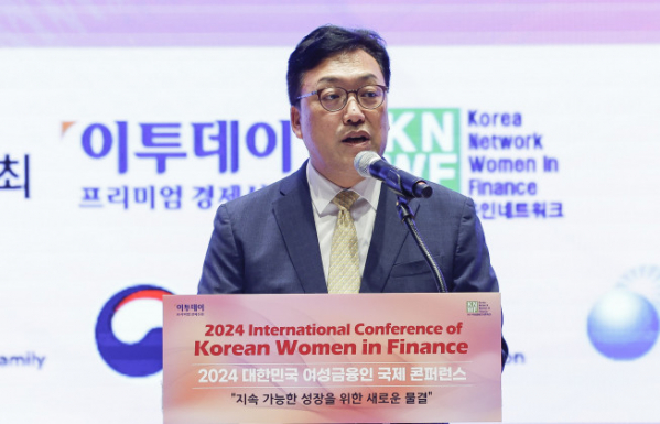 ▲김병환 금융위원장이 20일 서울 여의도 한국거래소에서 열린 ‘2024 대한민국 여성금융인 국제 콘퍼런스’에서 축사를 하고 있다. 경제신문 이투데이와 여성금융인네트워크가 “성별 임금 격차에 대한 포용적 과제 (Inclusive Solutions in Addressing the Gender Pay Gap)”를 주제로 공동 주최한 이번 여성금융인 국제 콘퍼런스에선 참가자들의 경험과 연구를 바탕으로, 다양한 글로벌 및 국내 사례를 공유하여 성별 임금 격차를 줄이기 위한 실질적인 해결 방안을 모색했다. 조현호 기자 hyunho@