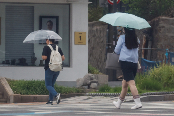 ▲서울 종로구 경복궁역 일대에서 우산을 쓴 시민들이 발걸음을 옮기고 있다. (조현호 기자 hyunho@)