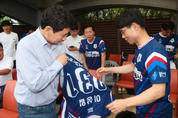 ▲이상일 용인특례시장이 9월 20일 열린 '제22회 경기도 공무원 친선 체육대회' 축구 경기에서 시 선수들로부터 유니폼을 선물받았다. (용인특례시)