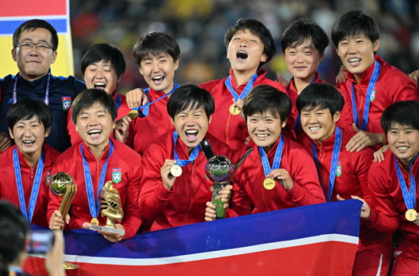 ▲'2024 국제축구연맹(FIFA) U-20 여자 월드컵' 결승전에서 일본을 꺾은 북한 축구 대표팀 (AFP/연합뉴스)