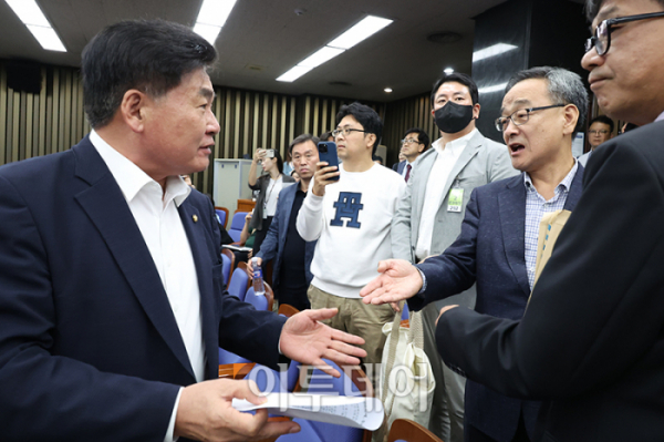 ▲정의정(오른쪽) 한국주식투자자연합회 대표가 24일 서울 여의도 국회에서 열린 더불어민주당 정책의원총회 '민주당 정책 디베이트: 행복하고 정의로운 대한민국, 금융투자소득세 시행은 어떻게?' 시작 전 방청을 요구하며 민주당 의원들에게 항의하고 있다. 고이란 기자 photoeran@