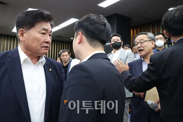 ▲정의정(오른쪽) 한국주식투자자연합회 대표가 24일 서울 여의도 국회에서 열린 더불어민주당 정책의원총회 '민주당 정책 디베이트: 행복하고 정의로운 대한민국, 금융투자소득세 시행은 어떻게?' 시작 전 방청을 요구하며 민주당 의원들에게 항의하고 있다. 고이란 기자 photoeran@